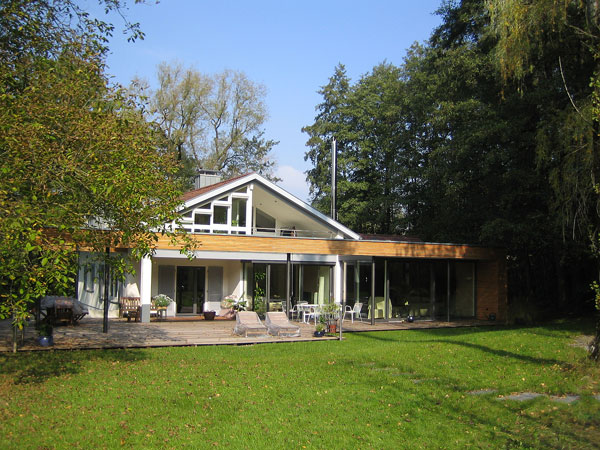 Wohnhaus mit Gartenterrasse