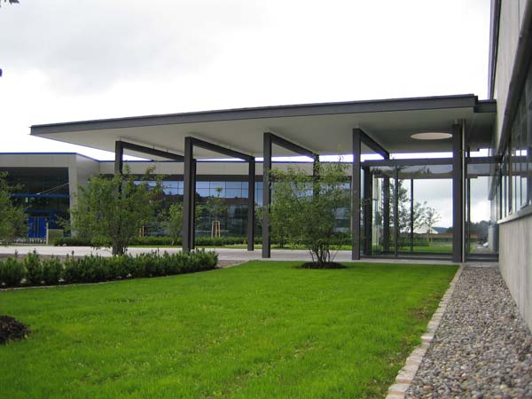 Firmengebäude mit Vordach